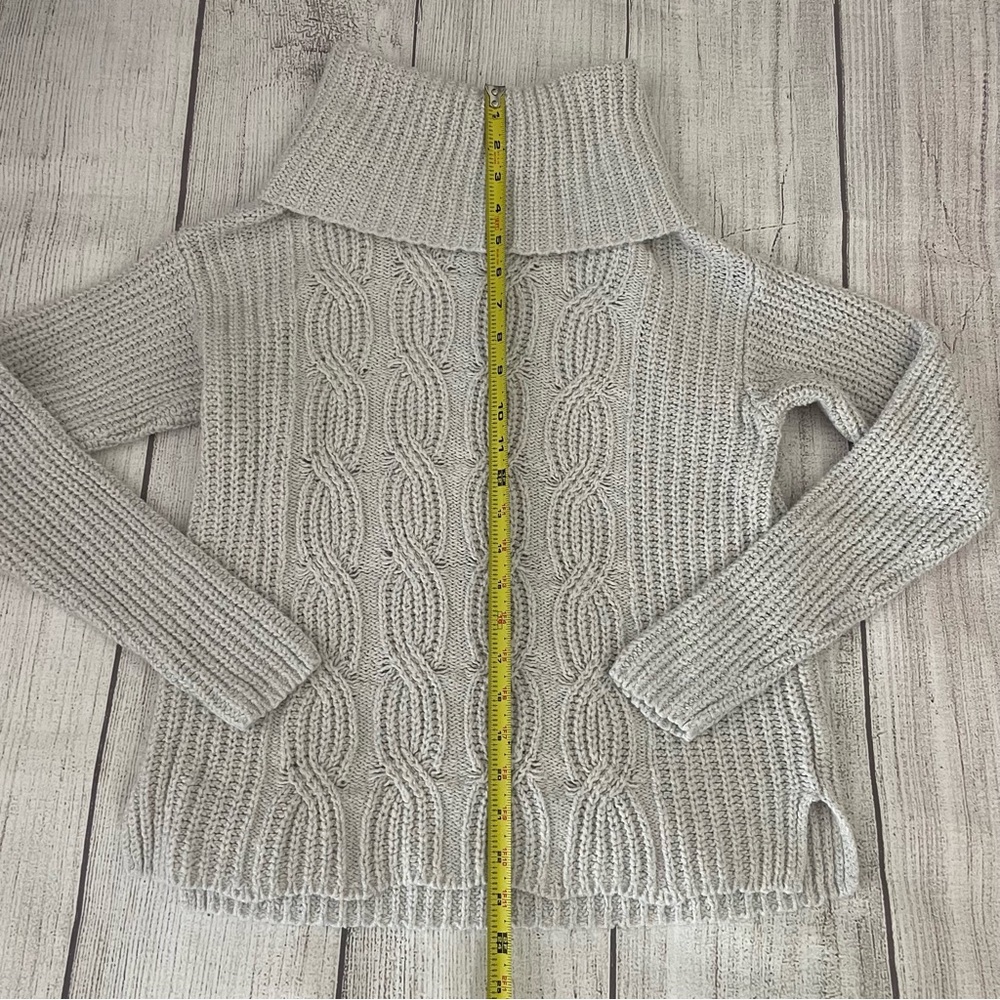 OLD NAVY Women’s Cable Knit Turtleneck Sweater Light Gray Ivory Size Medium - Picture 2 of 6